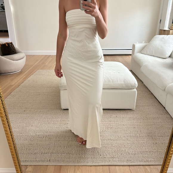 Abercrombie & Fitch Dresses & Skirts - Abercrombie & Fitch Cream Strapless Sheath Dress with Slit